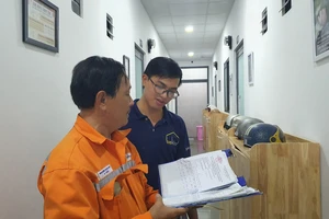 Nhân viên EVNHCMC hướng dẫn chủ nhà trọ đăng ký giá điện cho người thuê trọ