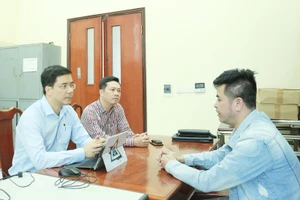 Thượng tá Nguyễn Hồng Phong (ngoài cùng bên trái) - Giám đốc Công an tỉnh Hà Tĩnh trực tiếp làm việc với Trần Huy Lâm. Nguồn: BAOHATINH