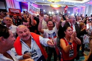 Người ủng hộ Thượng nghị sĩ Cộng hòa Marco Rubio ăn mừng trong đêm tiệc ở Miami, Florida ngày 8-11 sau khi ông được dự báo tái đắc cử. Ảnh: REUTERS