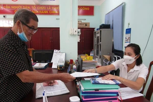 Người dân làm thủ tục hành chính tại UBND phường Chánh Nghĩa, TP Thủ Dầu Một