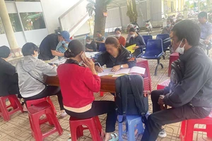“Cò” viết hồ sơ cho người dân làm sổ đỏ dịch vụ ngay trước Phòng một cửa UBND huyện Bảo Lâm, tỉnh Lâm Đồng