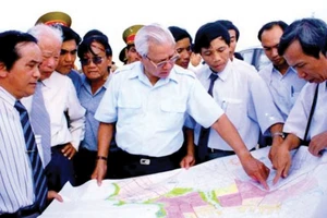 Thủ tướng Võ Văn Kiệt xem xét quy hoạch tổng thể dự án xây dựng thành phố Vạn Tường và khu công nghiệp lọc hóa dầu Dung Quất (tháng 7-1995). Ảnh: TƯ LIỆU