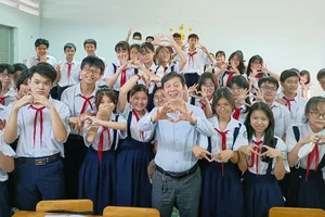 Thầy Nguyễn Bá Minh, giáo viên Trường THCS Chu Văn An (quận 11), với phương châm: Học sinh cần được thoải mái về tinh thần mới tiếp thu kiến thức hiệu quả 