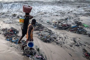 Bãi biển Chorkor gần thủ đô Accra của Ghana bị ô nhiễm. Ảnh: BLOOMBERG