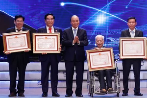 Chủ tịch nước Nguyễn Xuân Phúc trao Giải thưởng Hồ Chí Minh về Khoa học và Công nghệ cho tác giả, đại diện tác giả, đại diện đồng tác giả của 12 công trình, cụm công trình. Ảnh: TTXVN