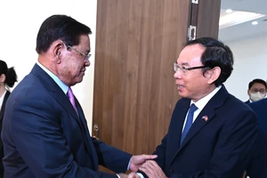 Phó Thủ tướng Chính phủ Hoàng gia Campuchia Samdech Sar Kheng chào đón Bí thư Thành ủy TPHCM Nguyễn Văn Nên. Ảnh: VĂN MINH