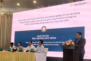 Ông Trương Đức Hùng, Phó Tổng Giám đốc điều hành Saigontourist Group báo cáo kết quả hợp tác tại hội nghị tổng kết ngày 16-12-2022