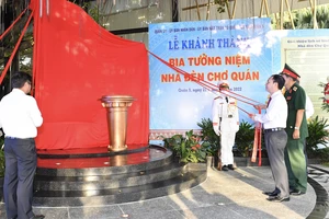 Phó Bí thư Thành ủy TPHCM Nguyễn Văn Hiếu cùng các đại biểu thực hiện nghi thức khánh thành Bia tưởng niệm Nhà đèn Chợ Quán. Ảnh: VIỆT DŨNG 