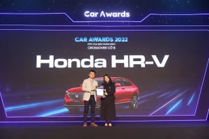 Ông Phạm Đức Huy, Trưởng ban tổ chức trao Giải “Ô tô của năm” hạng mục xe Crossover cỡ B cho đại diện Công ty Honda Việt Nam