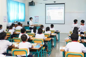 Một tiết học tiếng Anh theo mô hình lớp học ảo tại Trường Tiểu học Thạnh An, huyện Cần Giờ, TPHCM. Ảnh: HOÀNG HÙNG
