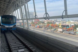 Đoàn tàu thuộc tuyến metro số 1 chạy thử từ ga Suối Tiên đến ga Bình Thái. Ảnh: THANH HẢI