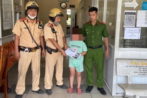 CSGT TPHCM bàn giao bé gái cho Công an phường Tân Phong để liên hệ với gia đình