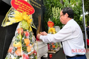 Bí thư Thành ủy TPHCM Nguyễn Văn Nên dâng hương tại Bia tưởng niệm chiến sĩ Biệt động Sài Gòn- Gia Định. Ảnh: VIỆT DŨNG 