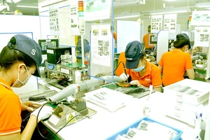 Sản xuất linh kiện điện - điện tử tại một doanh nghiệp FDI ở TPHCM. Ảnh: CAO THĂNG