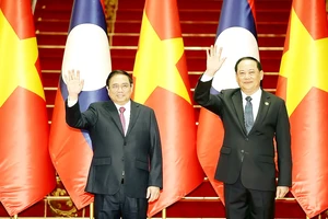 Thủ tướng Phạm Minh Chính và Thủ tướng Lào Sonexay Siphandone. Ảnh: TTXVN