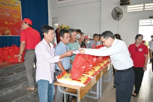 Ông Ni Chih Hao - Tổng Giám đốc Công ty CPHH Vedan Việt Nam (áo trắng) trao quà Tết cho bà con tại xã Tân Hiệp, huyện Long Thành