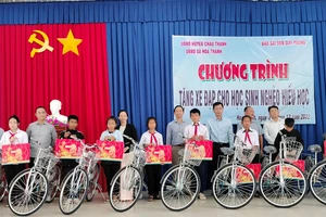 Báo SGGP phối hợp với UBND huyện Châu Thành, tỉnh Tây Ninh tặng xe đạp cho học sinh khó khăn vươn lên học tốt