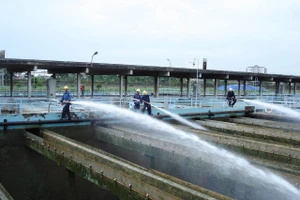 Nhân viên tại nhà máy nước nỗ lực đảm bảo cấp nước an toàn trong dịp tết và mùa khô