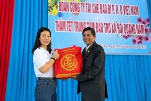 Bà Chu Thị Kim Thanh, Giám đốc PRO Việt Nam, đại diện đoàn tặng quà cho đại diện Trung tâm Bảo trợ xã hội Quảng Nam 