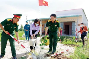 Lãnh đạo Bộ Chỉ huy Quân sự tỉnh Long An trồng cây xanh, tạo cảnh quan tại điểm dân cư liền kề chốt dân quân biên giới xã Bình Hiệp, thị xã Kiến Tường, tỉnh Long An