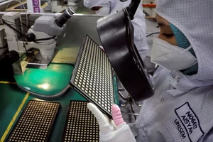 Công nhân kiểm tra sản phẩm tại một nhà máy sản xuất chip ở Malaysia