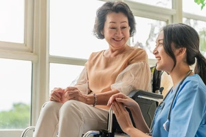 Công nghệ AI sẽ giúp giảm bớt nhân lực chăm sóc người già ở các viện dưỡng lão. Ảnh: MobiHealthNews