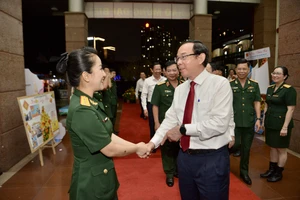 Bí thư Thành ủy TPHCM Nguyễn Văn Nên thăm, động viên các đơn vị đêm giao thừa