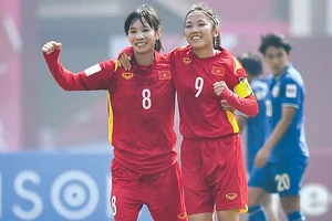  Hai tuyển thủ Thùy Trang (số 8) và Huỳnh Như
