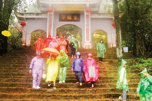 Mặc dù mưa lạnh nhưng du khách vẫn “đội mưa” đi lễ hội chùa Hương Tích (tỉnh Hà Tĩnh)