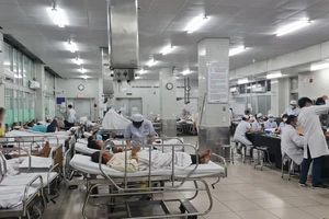 Bệnh nhân đang điều trị tại khoa cấp cứu Bệnh viện Chợ Rẫy, TPHCM 