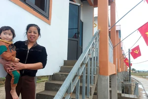 Bà Nguyễn Thị Thịnh (56 tuổi, ở thôn vạn chài Tiền Phong) phấn khởi bên ngôi nhà mới