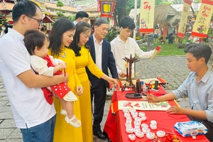 Gia đình anh Hoàng Minh Tuấn xin chữ ngày mùng 1 Tết tại Lăng Ông Tả quân Lê Văn Duyệt
