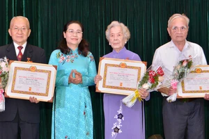 Đồng chí Nguyễn Thị Lệ, Phó Bí thư Thành ủy, Chủ tịch HĐND TPHCM trao Huy hiệu Đảng cho các đảng viên cao tuổi Đảng. Ảnh: CAO THĂNG