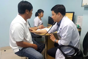 Bác sĩ đang thăm khám cho bệnh nhân tại BV Đại học Y Dược TPHCM