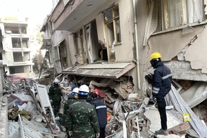 Đội chó nghiệp vụ và Tổ trinh sát số 1 của Đội Công binh cứu sập của Quân đội nhân dân Việt Nam tìm kiếm nạn nhân vụ động đất tại tỉnh Hatay, Thổ Nhĩ Kỳ. Ảnh: BQP 
