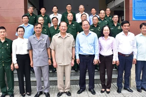 Thượng tướng Bế Xuân Trường và Phó Bí thư Thành ủy TPHCM Nguyễn Hồ Hải cùng các đại biểu dự buổi kiểm tra. Ảnh: HỮU VĨNH