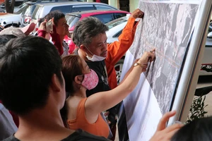 Người dân phường Phước Tân (TP Biên Hòa) tìm hiểu thông tin dự án đường cao tốc Biên Hòa - Vũng Tàu