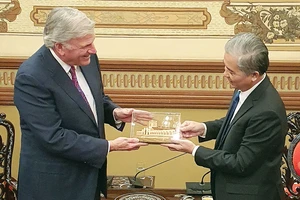 Phó Chủ tịch UBND TPHCM Ngô Minh Châu tặng quà lưu niệm Mục sư William Franklin Graham III