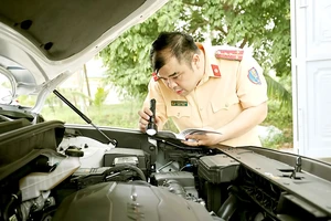 Lực lượng cảnh sát giao thông bắt đầu hỗ trợ công tác đăng kiểm tại Hà Nội và TPHCM. Ảnh: GIA KHÁNH
