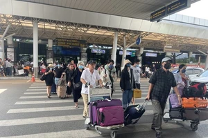 Hành khách tại sân bay Tân Sơn Nhất