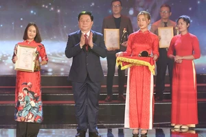 Trưởng Ban Tuyên giáo Trung ương Nguyễn Trọng Nghĩa trao giải vàng hạng mục phim tài liệu trong lễ bế mạc và trao giải Liên hoan Truyền hình toàn quốc lần thứ 41