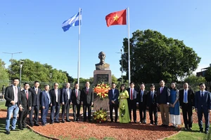 Đoàn đại biểu TPHCM dâng hoa tượng đài Chủ tịch Hồ Chí Minh tại Thủ đô Buenos Aires (Argentina). Ảnh: VIỆT DŨNG 