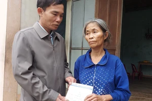 Bà Lê Thị Tẻo nhận tiền hỗ trợ của bạn đọc Báo SGGP