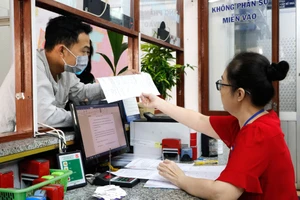 Công chức phường Bình Hưng Hòa A, quận Bình Tân (TPHCM) hướng dẫn người dân thực hiện thủ tục hành chính