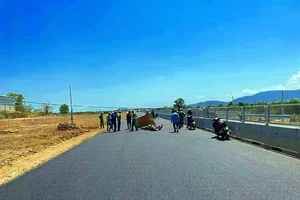 Một vụ tai nạn chết người trên đường cao tốc Vĩnh Hảo - Phan Thiết đang thi công. Nguồn: PLO
