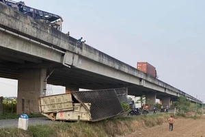 Tránh xe tải, xe container rơi 15m khỏi thành đường cao tốc TPHCM – Trung Lương