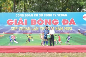 Ông Ni Chih Hao - Tổng Giám đốc Công ty CPHH Vedan Việt Nam trao giải cầu thủ xuất sắc nhất mùa giải