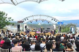 Phần trình diễn trên sân khấu tại Đà Lạt của Phạm Lịch nhận về ý kiến trái chiều của khán giả. Ảnh: FBNV