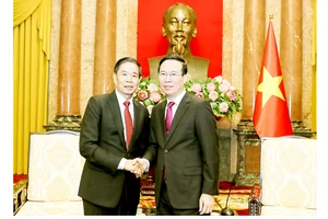 Chủ tịch nước Võ Văn Thưởng tiếp Chủ tịch Ủy ban Trung ương Mặt trận Lào xây dựng đất nước Sinlavong Khoutphaythoune. Ảnh: VIẾT CHUNG
