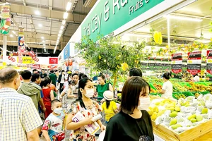 Người dân tham quan, mua sắm tại một siêu thị ở TPHCM